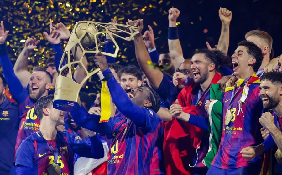 Dika Mem aixecant la 13a Champions del Barça
