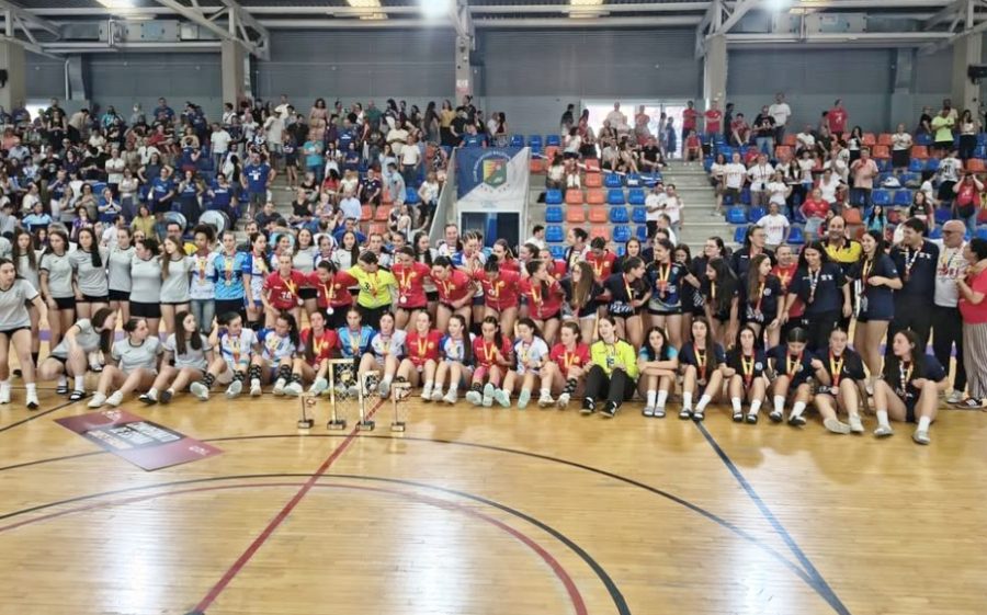 Els equips del Ribes (al centre) i Sant Joan Despí (a la dreta) junt amb les campiones de l'Aula Valladolid
