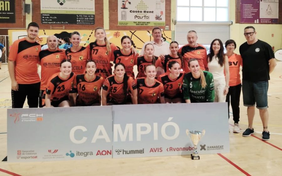 L'equip del l'Handbol Sant Vicenç després de guanyar la Copa Catalana