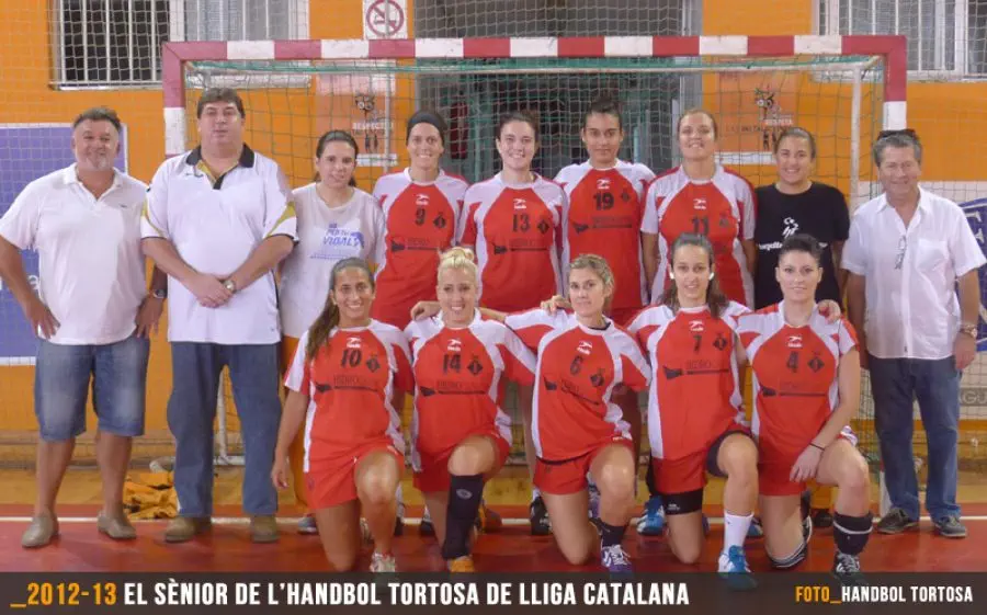 Joan Rieres, president; Pere Gisbert, entrenador; Nerea, Maria, Cinta, Gisele, Jèssica, Paula E.; Manel Alcaide, delegat; Paula A., Eryka, Aida, Núria i Jenny