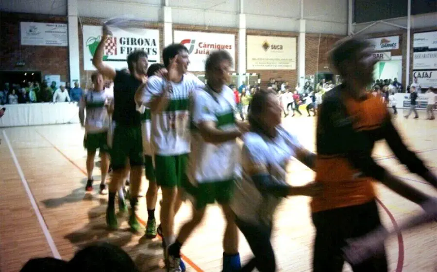 Jugadors i afició del Bordils celebrant l'empat