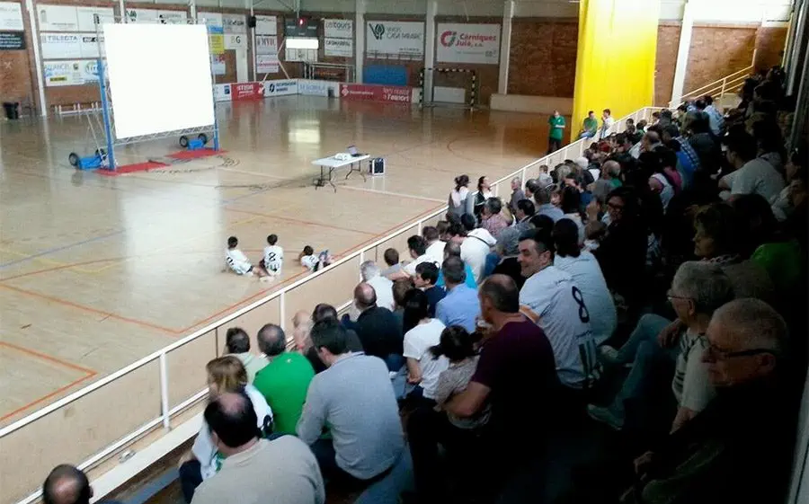 Molts aficionats van assistir al Blanc i Verd a veure l partit per pantalla gegant
