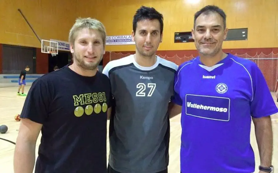 Gerard Espígol (al centre) entradador del Banyoles