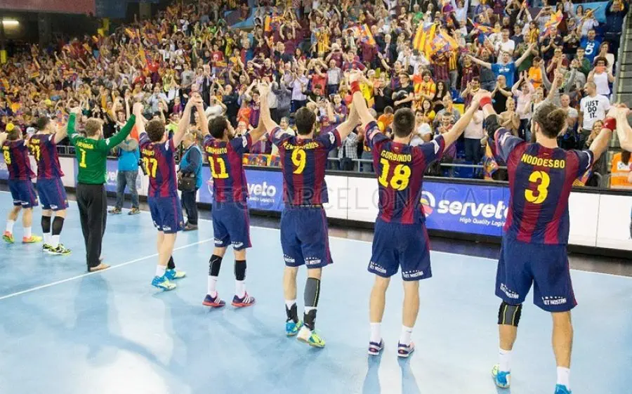El Barça celebrant la classificació amb l'afició