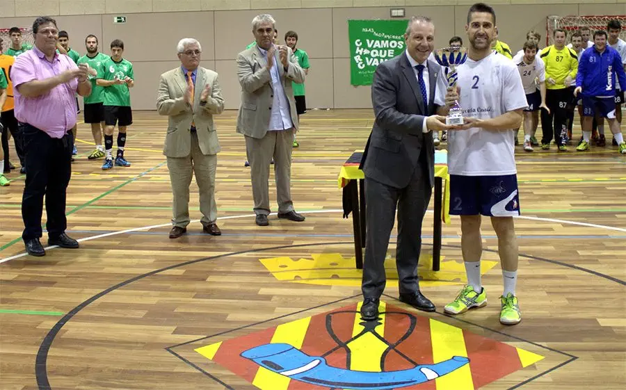 El capità del Sant Esteve B recollint la copa de mans de Blázquez