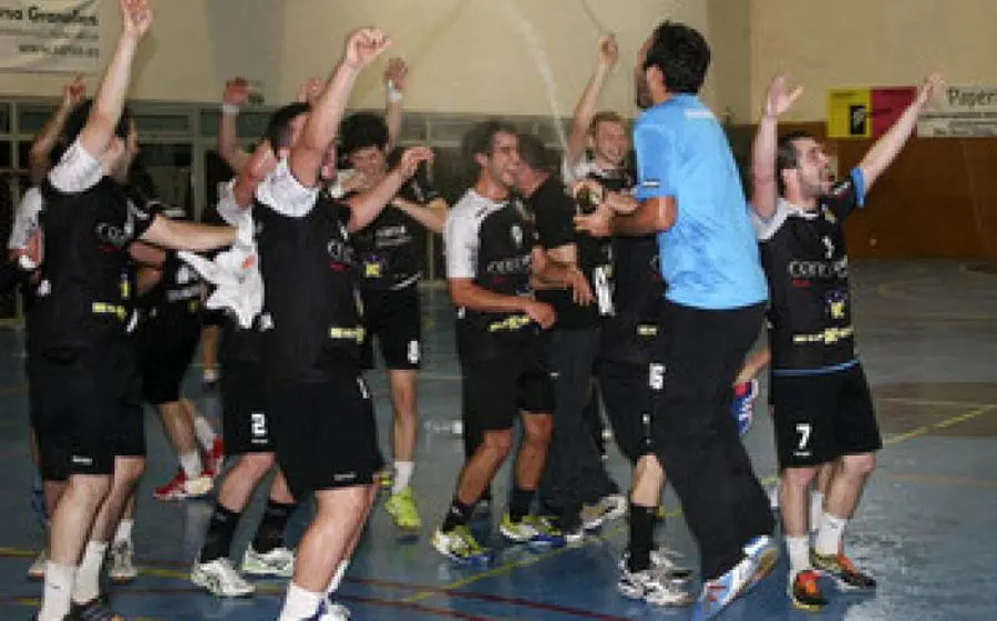 El BM La Roca, igual que l'Handbol Bordils, vol saltar d'alegria
