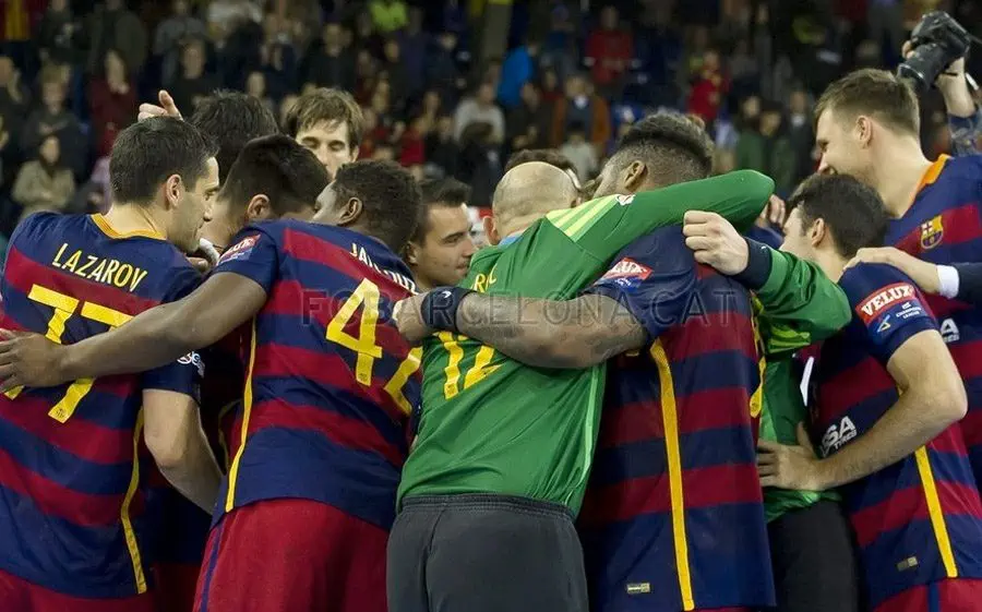 L'equip celebrant el bitllet per als Quarts