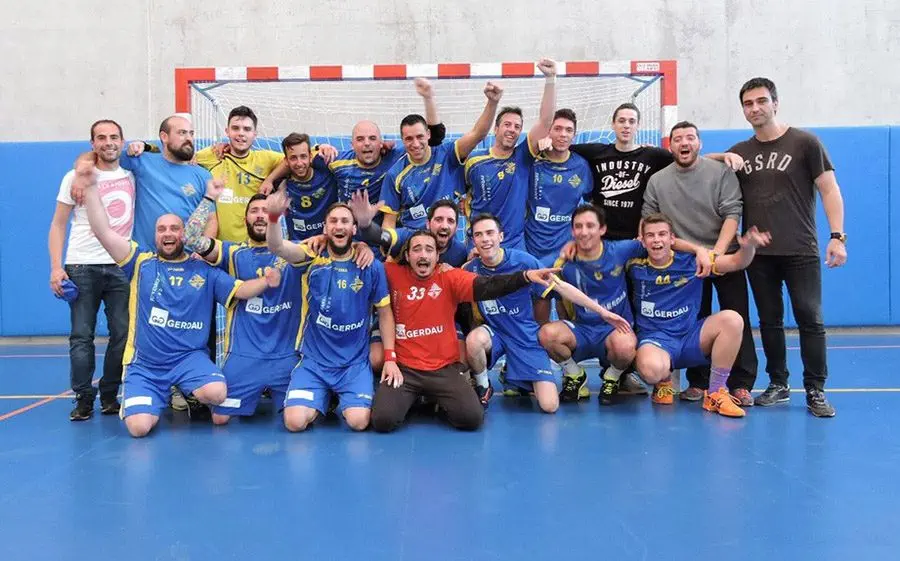 El Polinyà celebrant el seu ascens a 2a Catalana