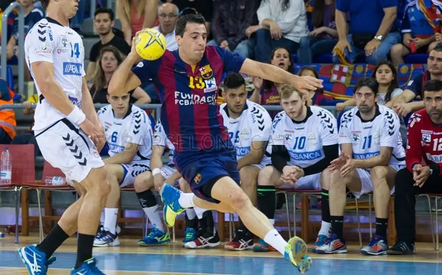 Una imatge del partit jugat ara fa un any entre Barça i Ademar