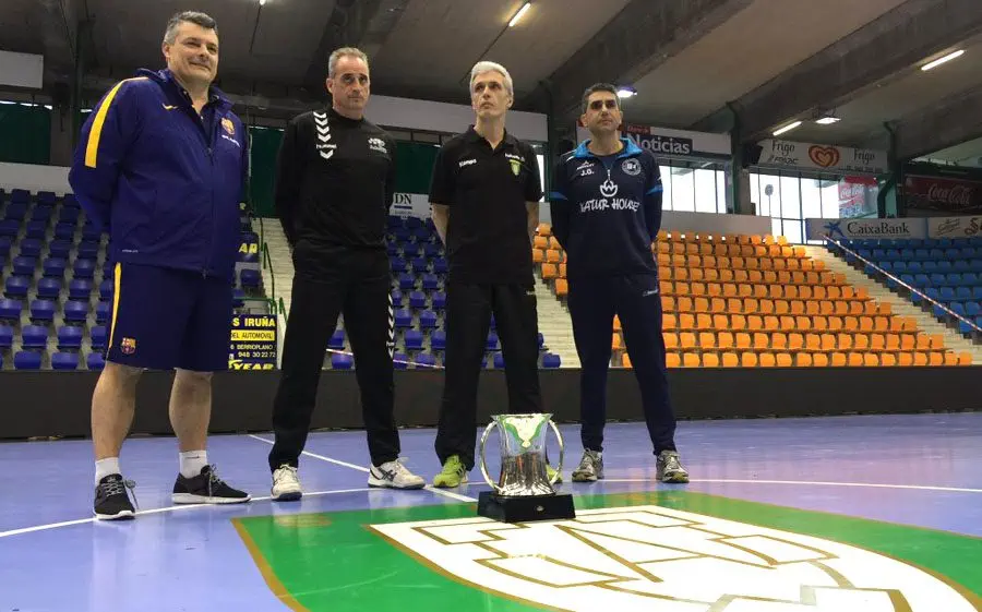 Els quatre tècnics amb la Copa a Pamplona