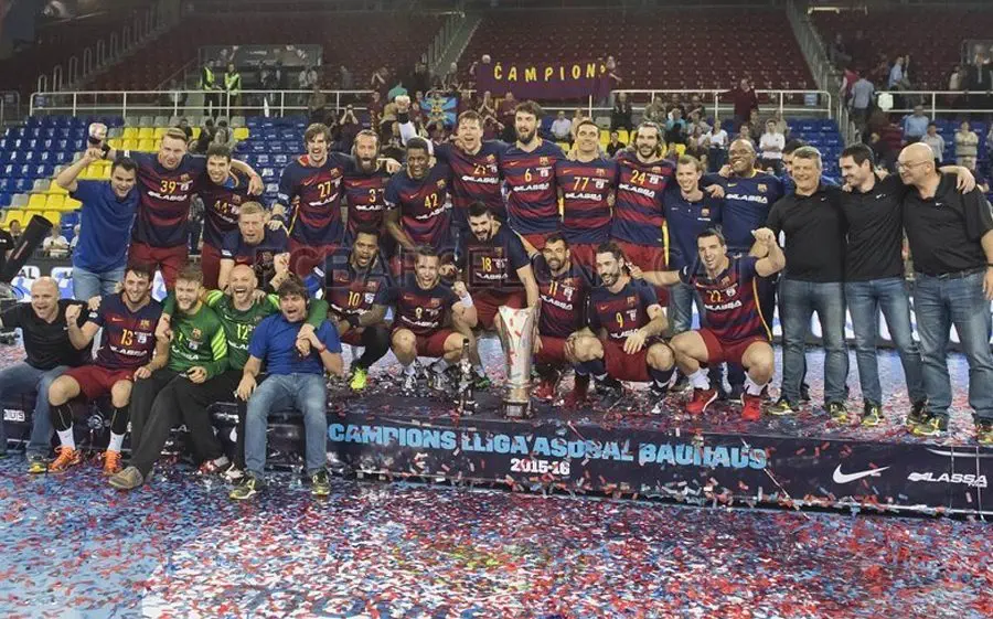Els jugadors amb el Trofeu de la Lliga Asobal