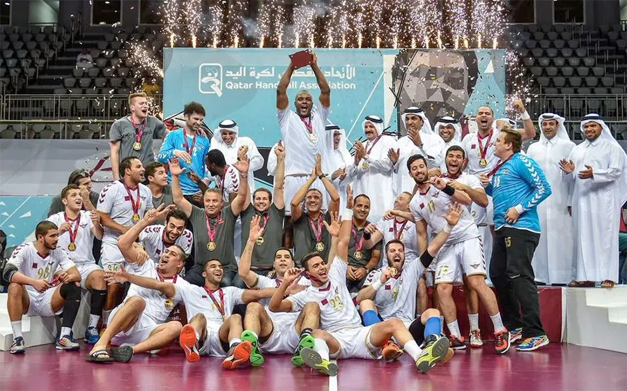 Lequip de l'El Jaish aixecant la Copa