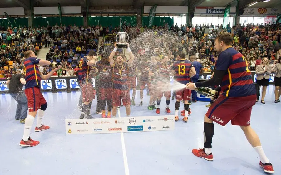 El capità aixecant la Copa del Rei 2016