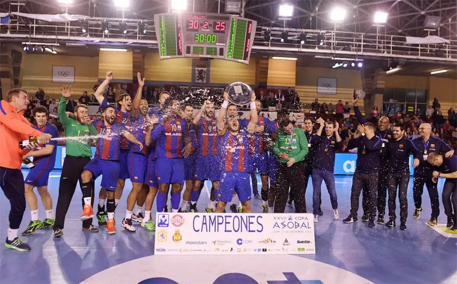 Víctor Tomas aixecant la 27a Copa Asobal