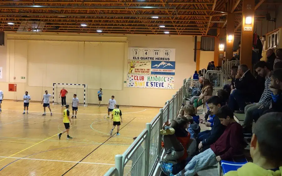 El pavelló dels "Quatre Hereus" rep un gran partit