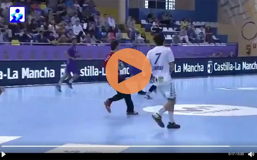 Nacho Biosca corrent cap al centre del camp