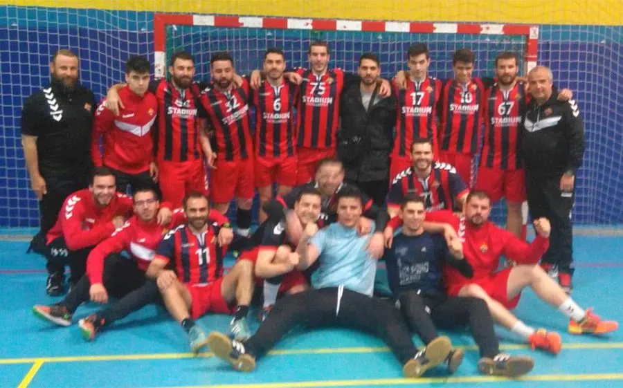 Els jugadors del Gavà contents després del triomf
