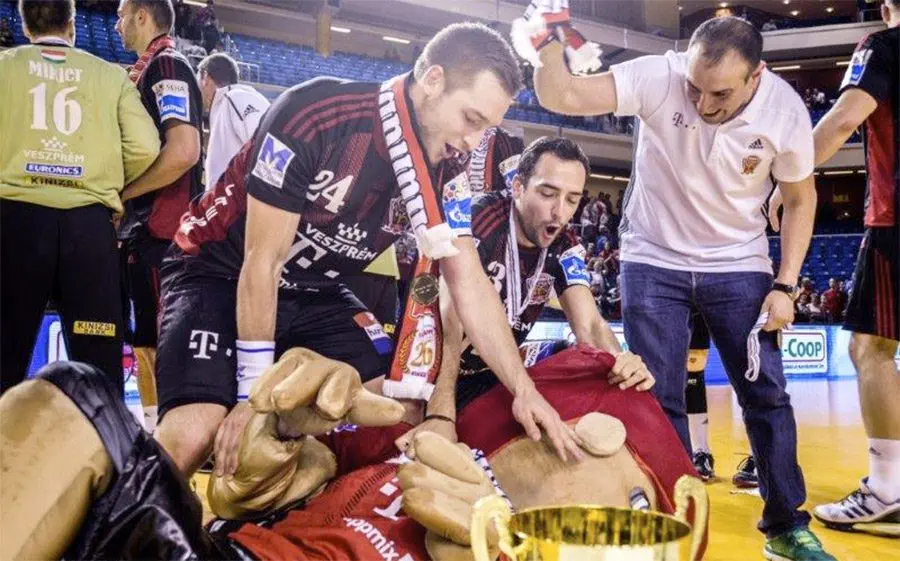 Espar i Ugalde celebrant amb la mascaota del Veszprem