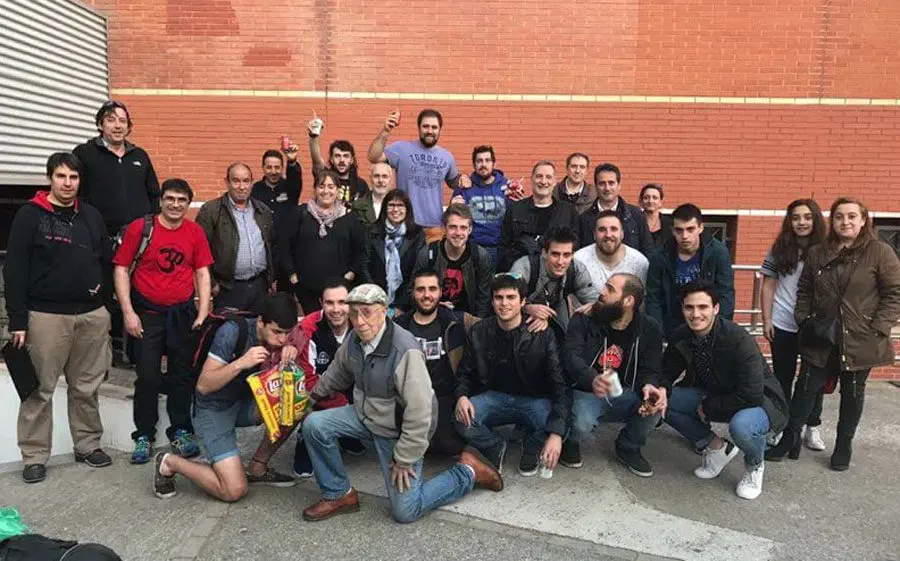 Els jugadors i aficionats celebrant-ho fora del pavelló