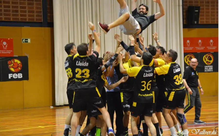 ardinyes B celebrant el pas al TOP-4