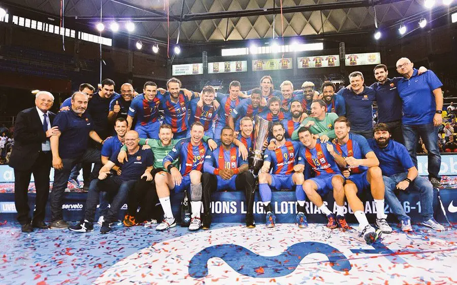 El Barça va rebre la copa que els acredita com a campions un any més