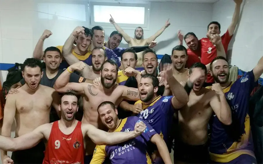 Els calellencs celebrant l'ascens a Lliga