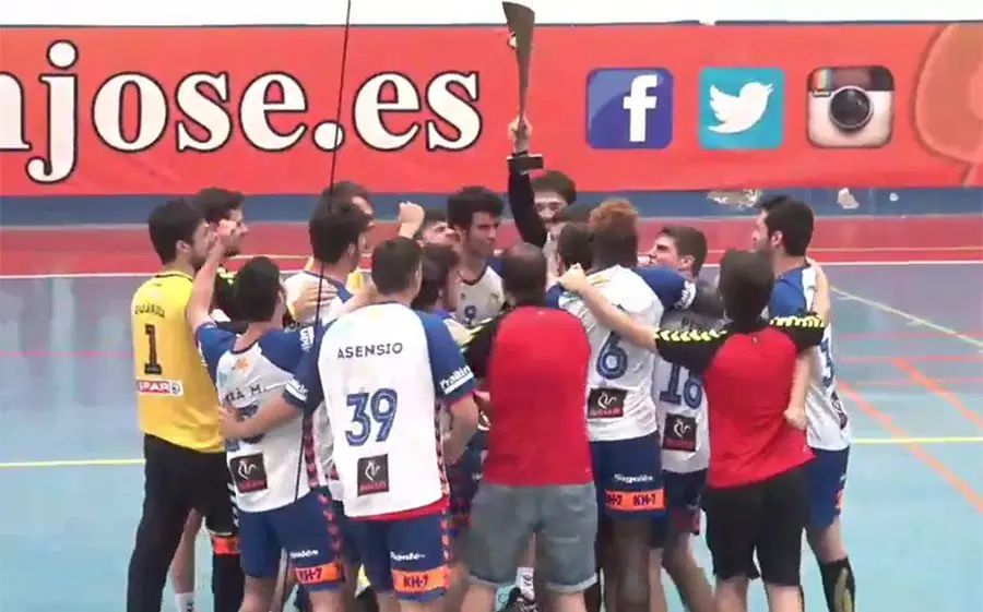 El Granollers B amb la copa de campions del sector de Lanzarote