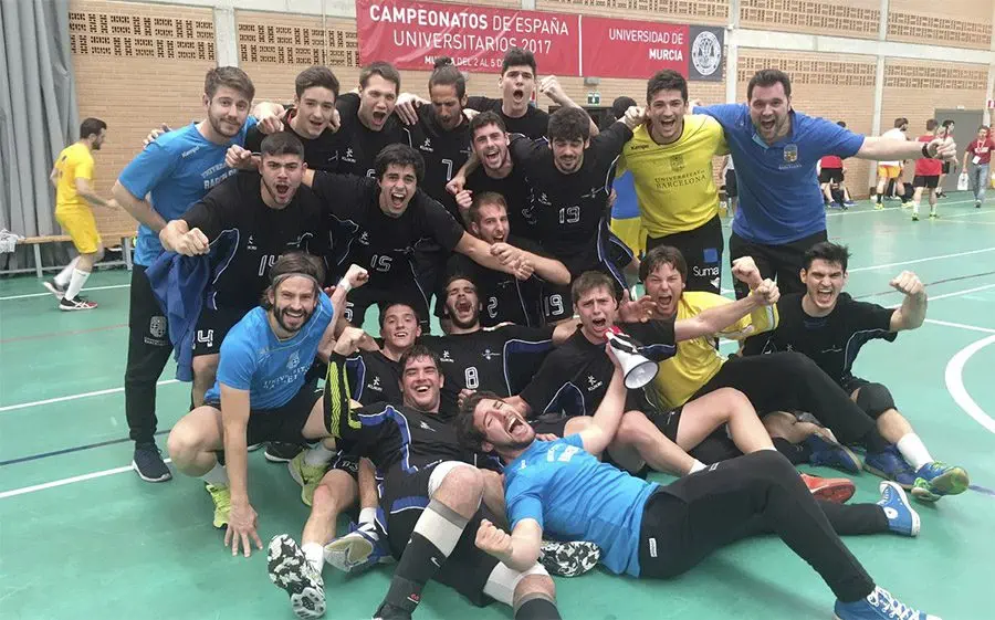 L'equip de l'UB celebrant el passi a la final