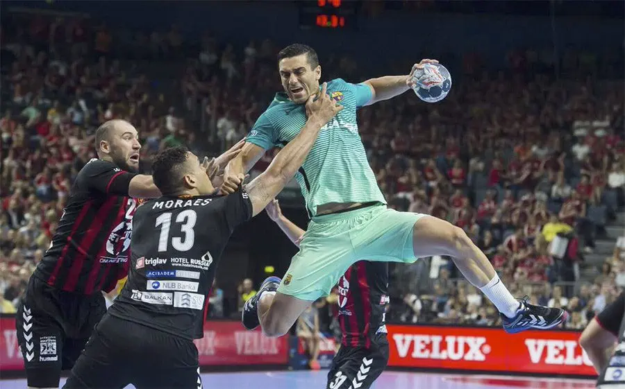 Lazarov, que va fer el darrer gol blaugrana, davant Joan Cañellas i Moraes