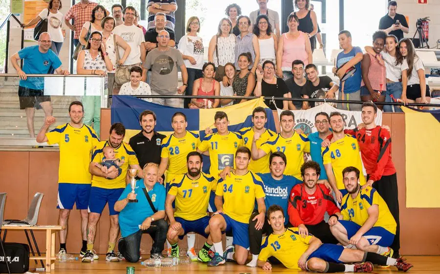 Els igualadins amb la Copa i la seva afició