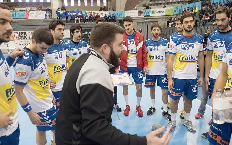 Antonio Rama dirigint els seus homes en el partot d'anada