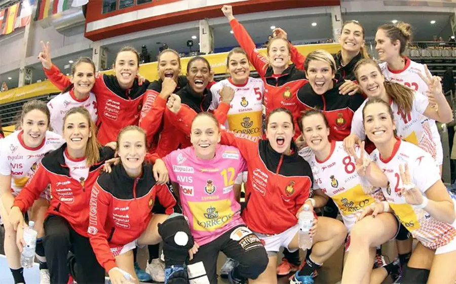 La selecció de Carlos Viver, amb Ivet Musons, celebrant el segon triomf