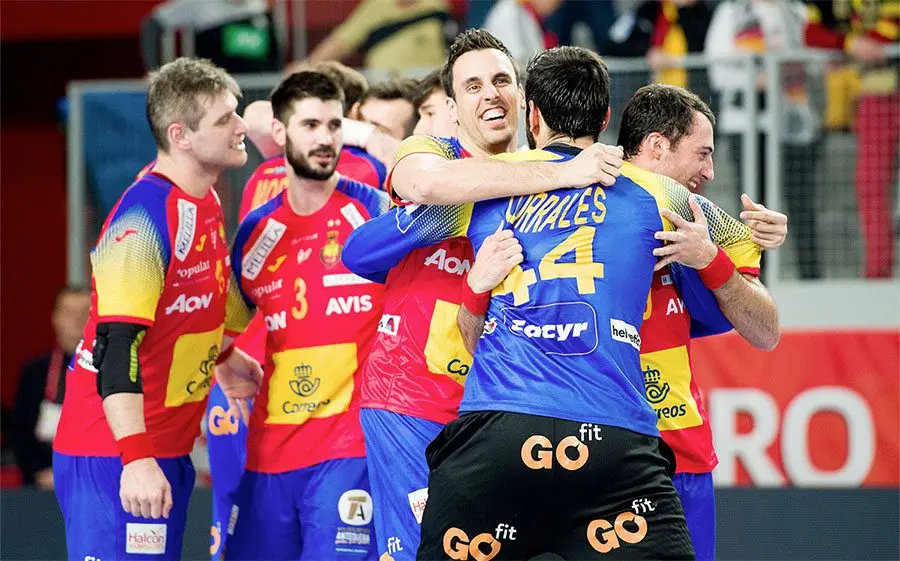 Adrià Figueras i Arió abraçats a Corrales