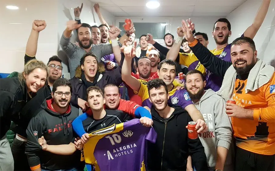 El Calella celebrant el triomf contra el líder