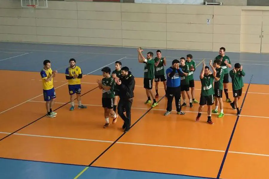 El jugadors del Valldu saludant després del triomf