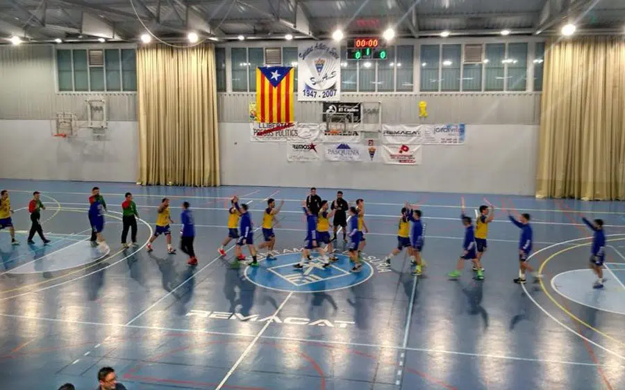 El dos equips saludant-se abans del partit
