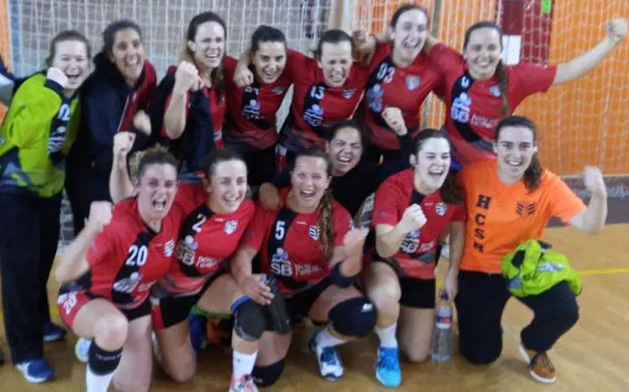 Les jugadores de la Coope exultants després del triomf