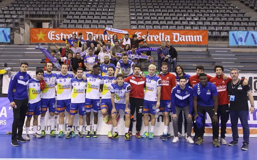 Els jugadors amb alguns aficionats després del triomf