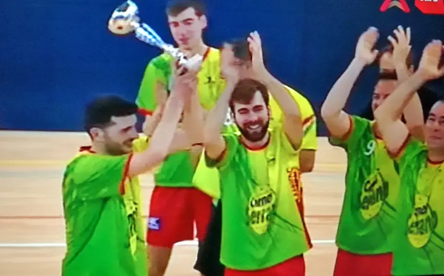 Manolo Gonzàlez va poder aixecar la copa en el seu emocionant comiat