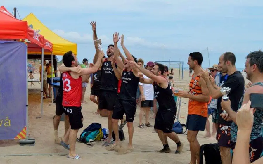 TCN aixecant la copa a Gavà