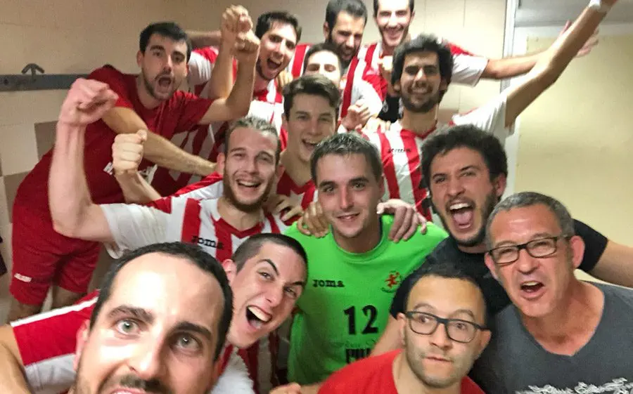 El Cardedeu celebrant el primer triomf en el vestidor