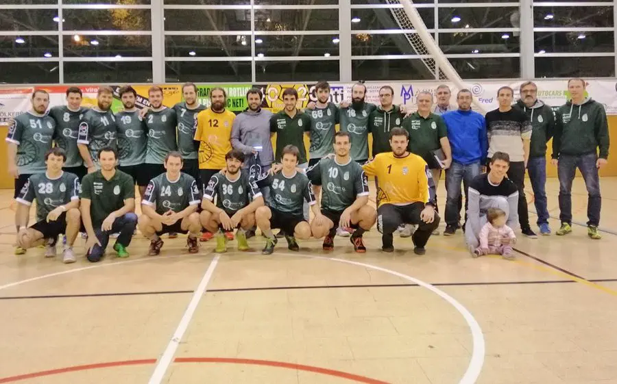 El jugadors del Molins abans del partit junt amb l'homenatjat Guillem
