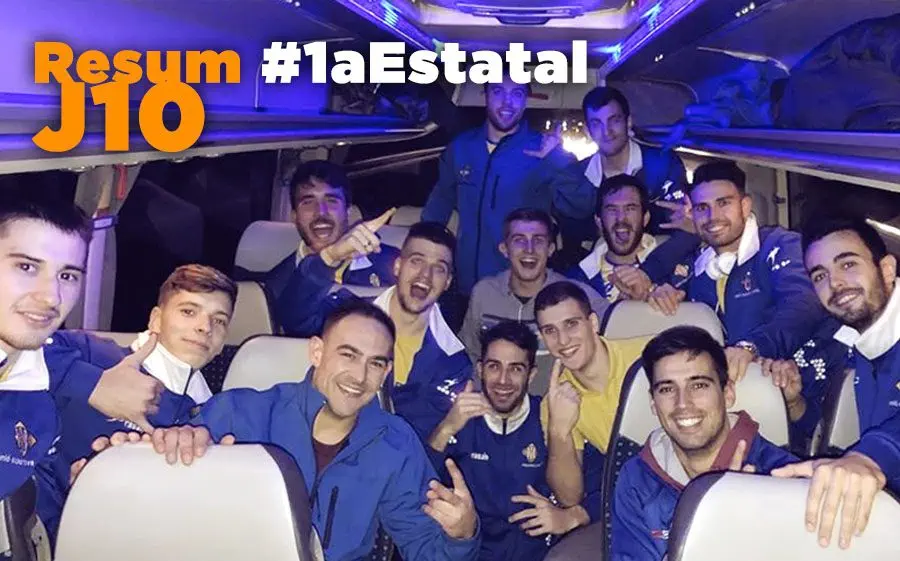 Els jugadors del Sarrià celebrant el lideratge al bus de tornada