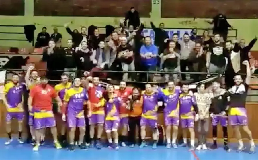Els jugadors i aficionats celebrant el títol d'hivern