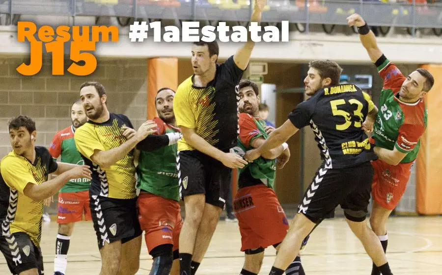 Tots els jugadors observant el darrer xut de Montávez, que va sortir fora per poc