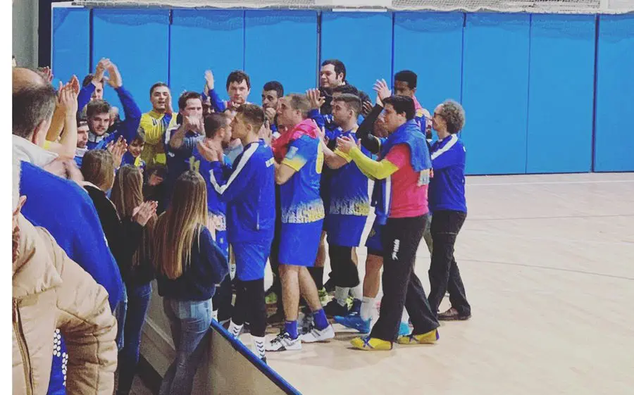 El Sarrià B celebrant amb el públic el triomf
