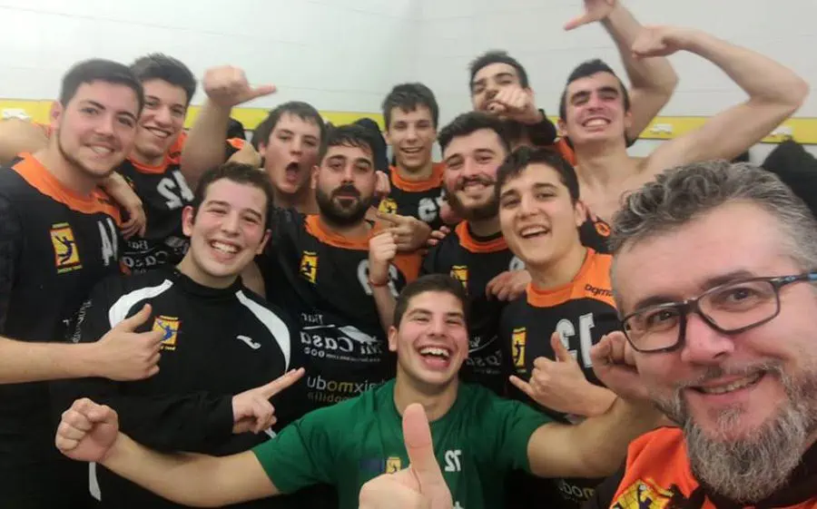 El Santvi B celebrant un altre triomf, i van 14