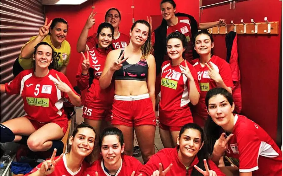 Les tortosines celebrant el primer triomf de la segona fase