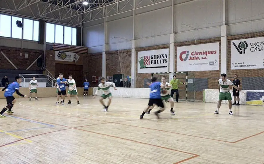 El pavelló del Bordils rep el segon classificat en un intens derbi gironí