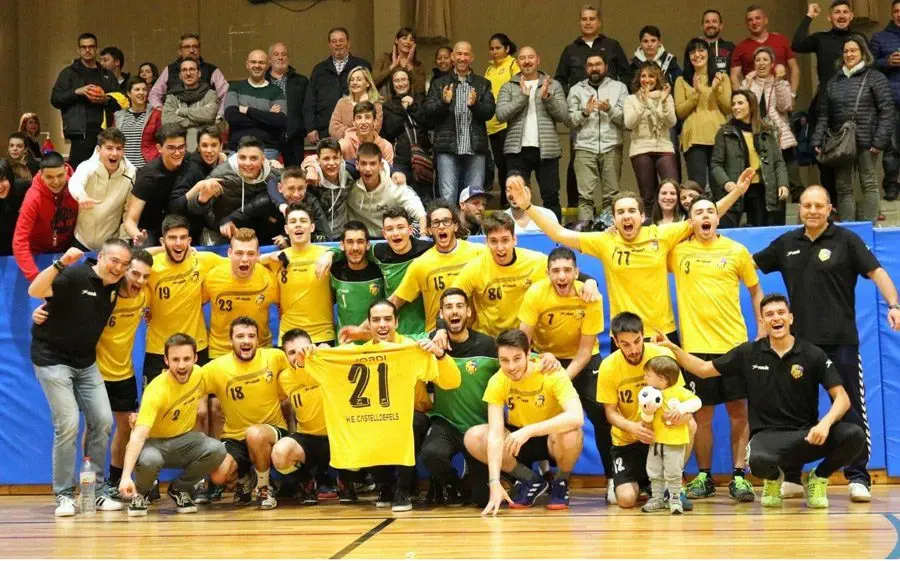 El Castelldefels celebrant l'ascens amb l'afició